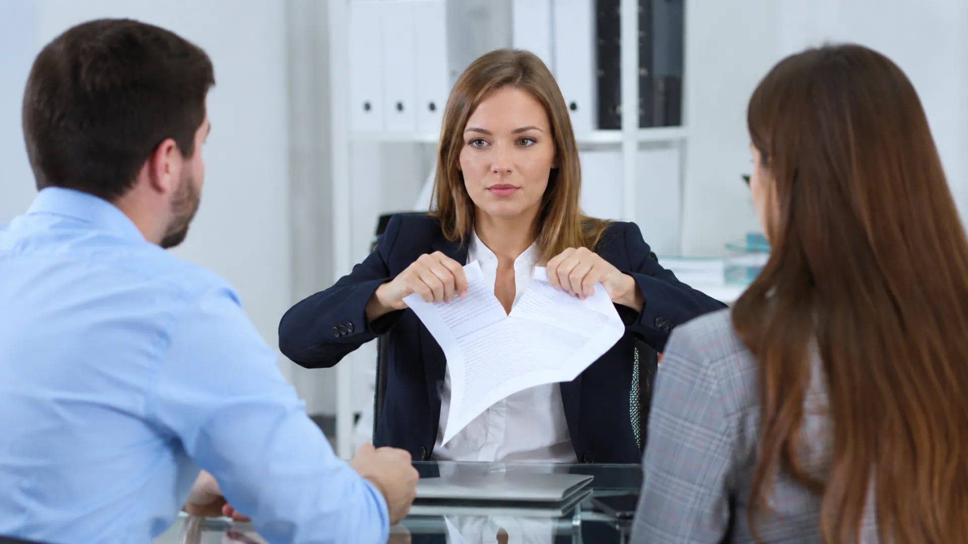Conflictos por compraventas simuladas y nulidad contractual en litigios hereditarios chilenos.